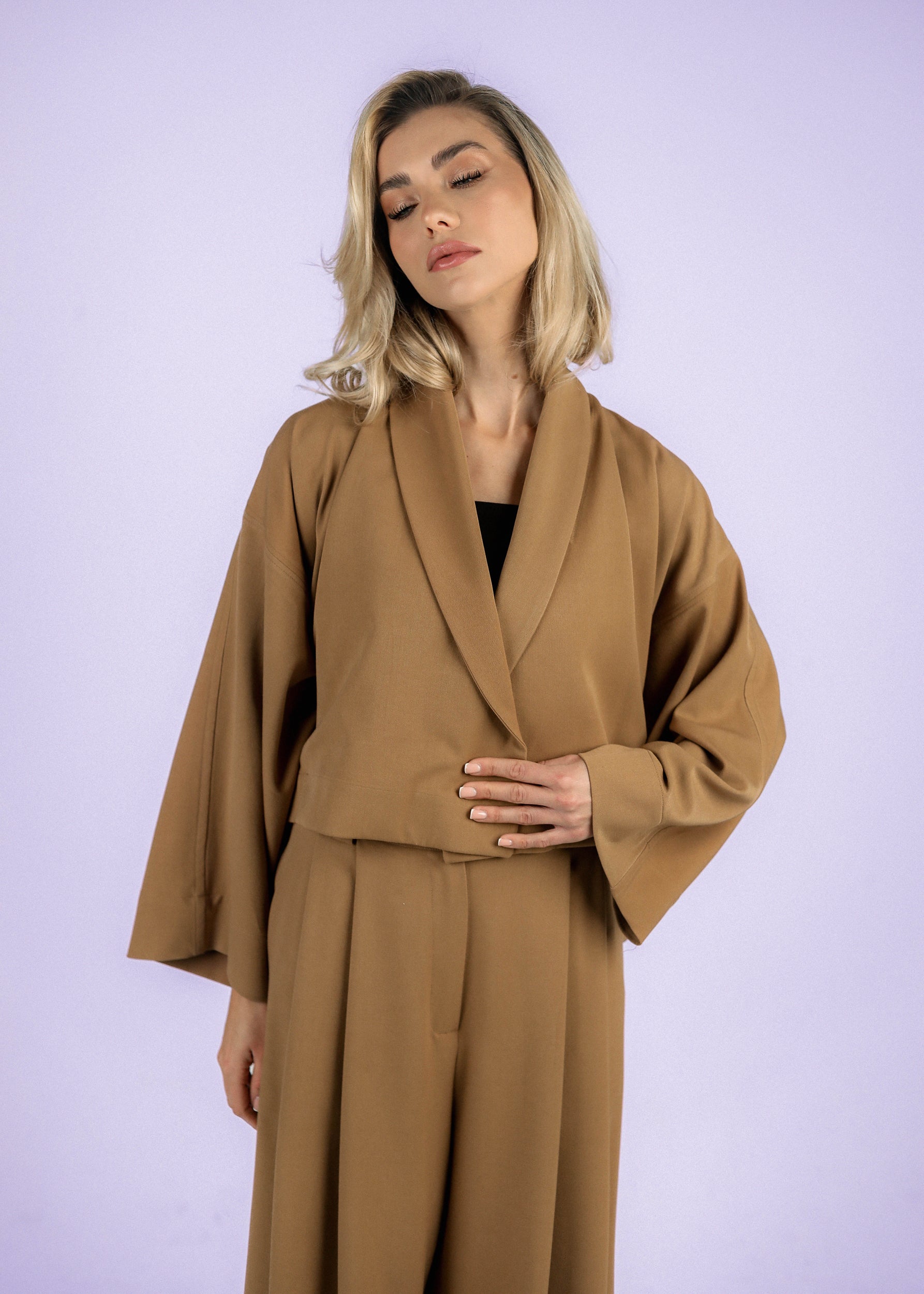 Nunoro - Skrátený kabátik JAN - Na modelke – pohľad spredu