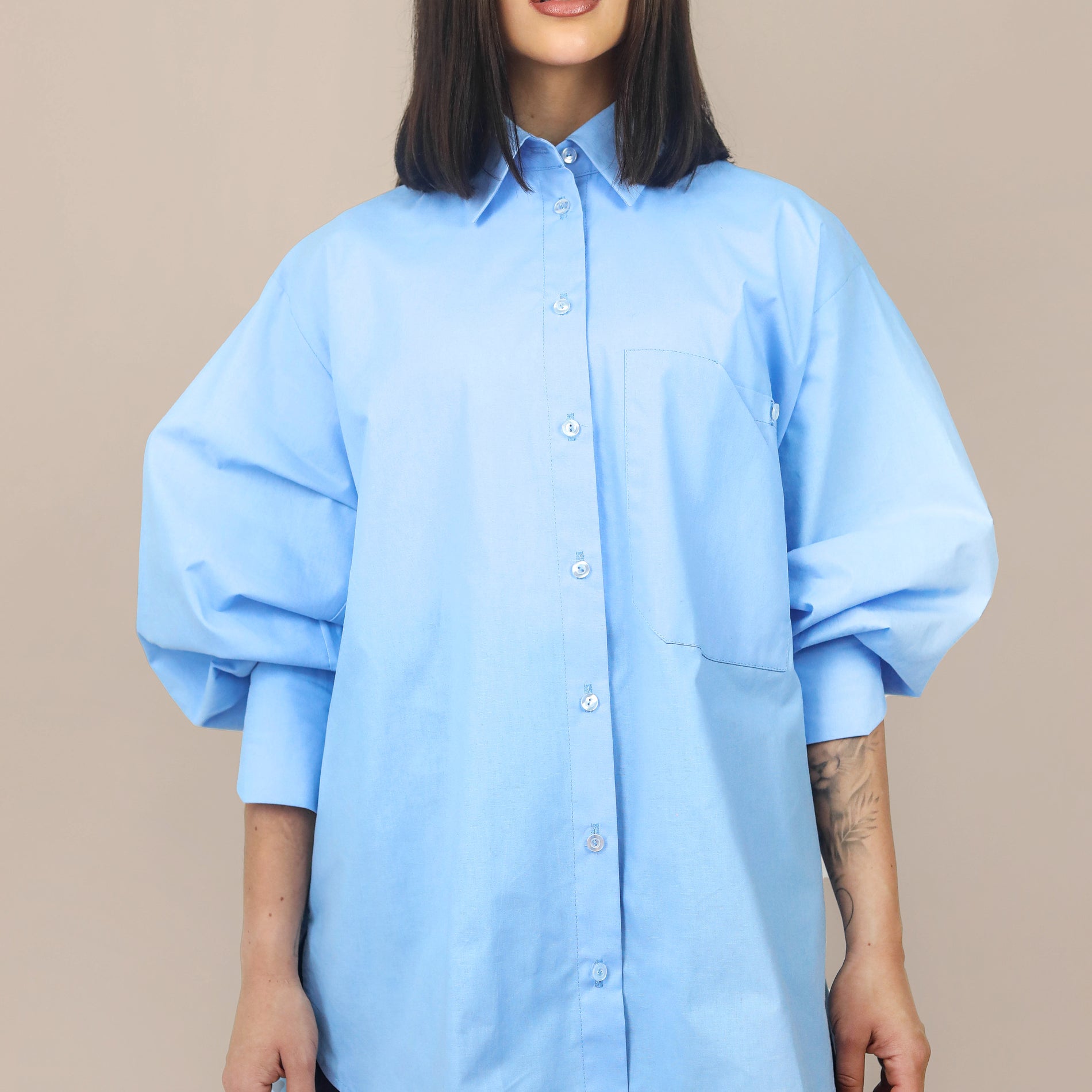 Dámska oversize modrá košeľa s protizáhybom, pohľad spredu