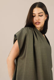 Detail jemného riasenia na pleci dámskej oversize vesty