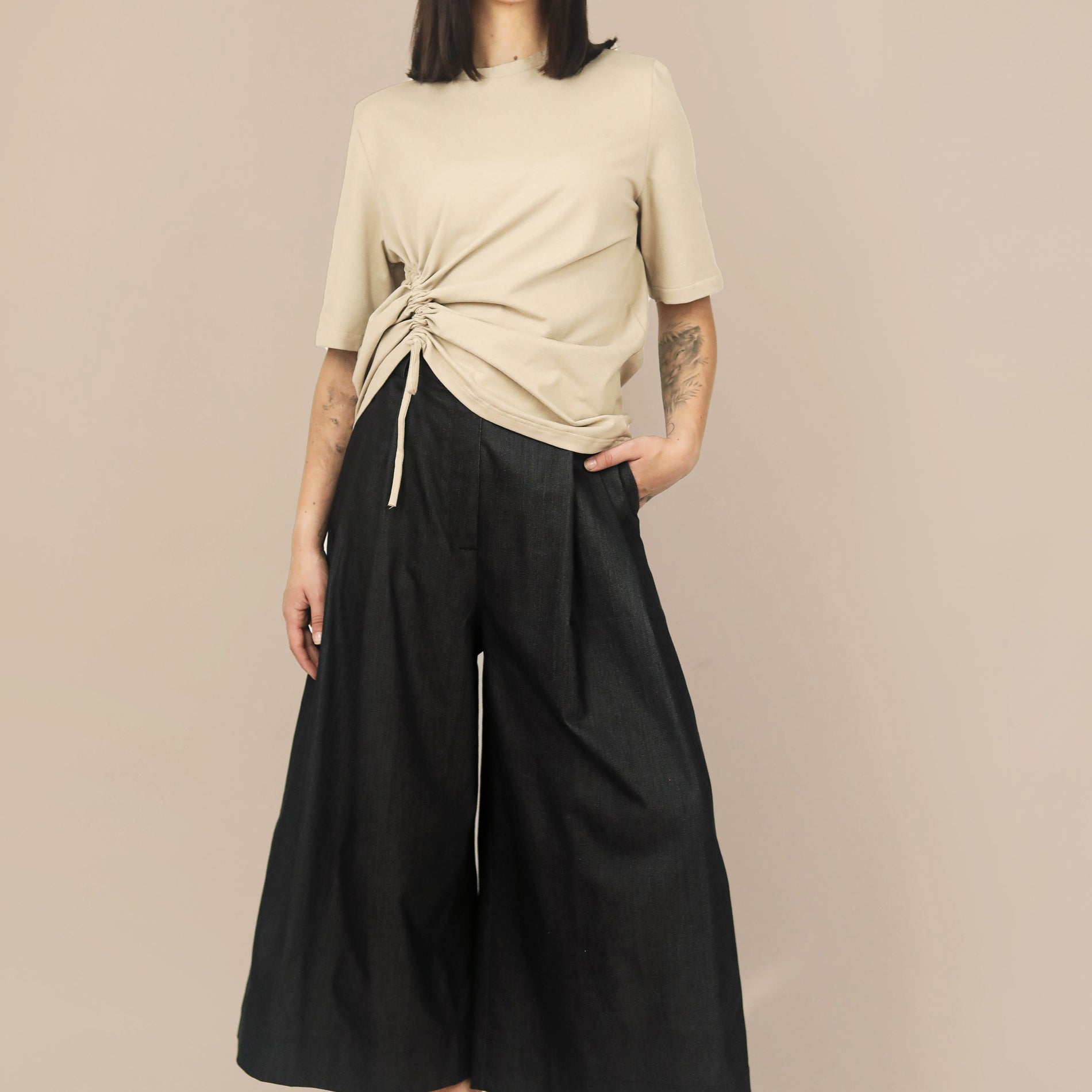 Dámske rifľové culottes POLI so záhybmi, pohľad spredu