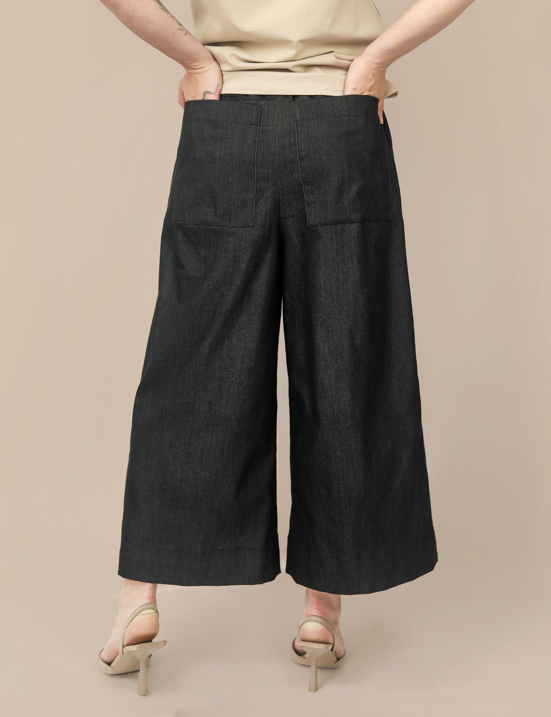 Dámske rifľové culottes POLI z elastickej rifľoviny, pohľad zozadu