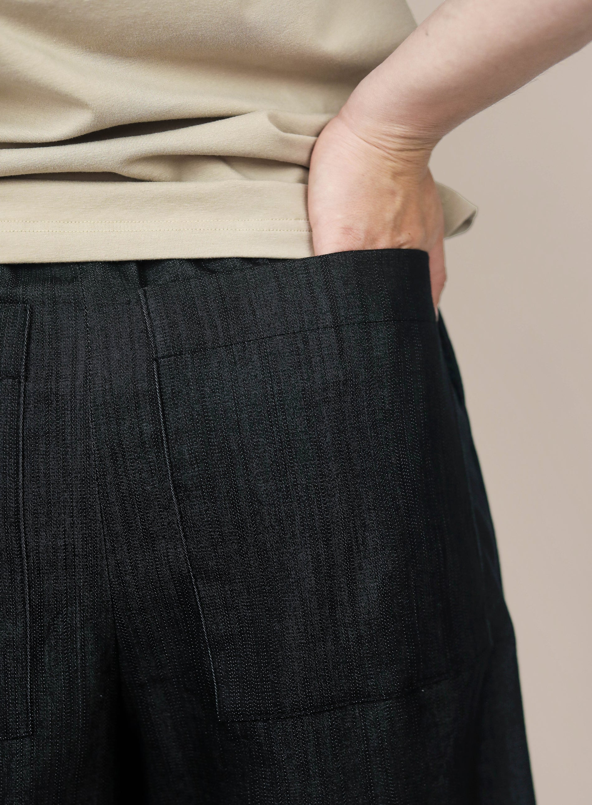 Detail elastickej rifľoviny na dámskych culottes nohaviciach POLI