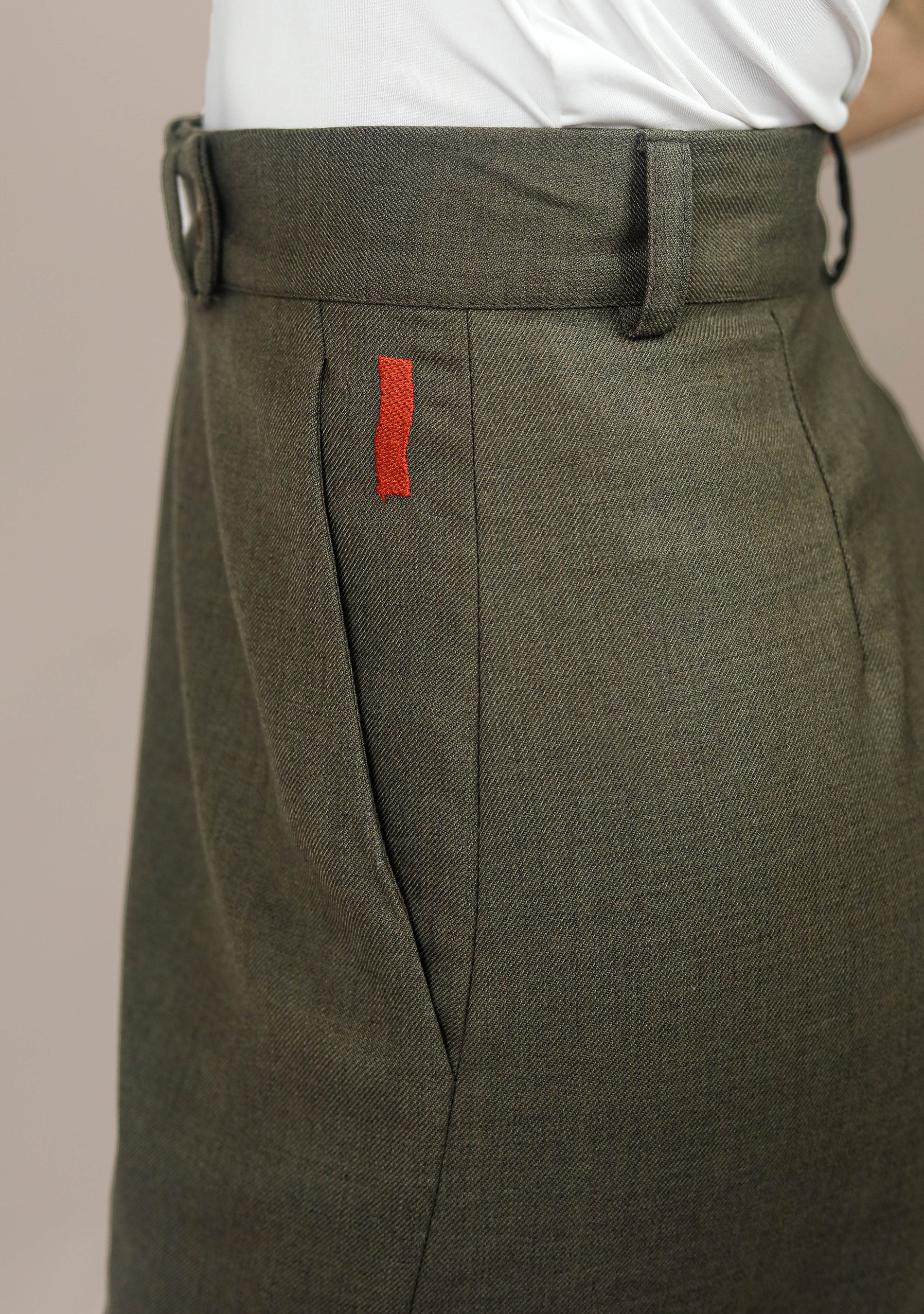Dámske tailored dlhé nohavice s vysokým pásom a jemným riasením