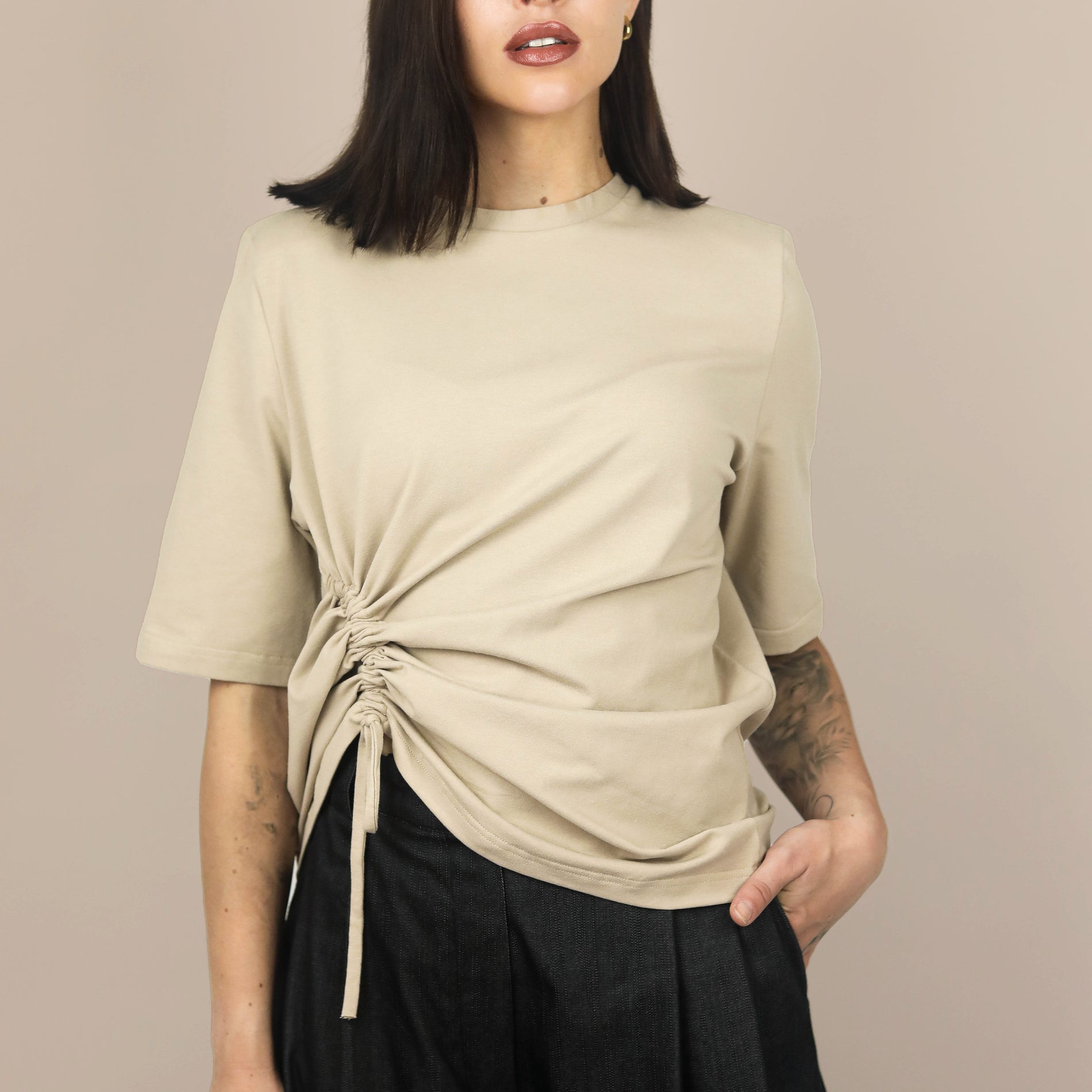 Dámske úpletové tričko so sťahovacím tunelom, pohľad spredu