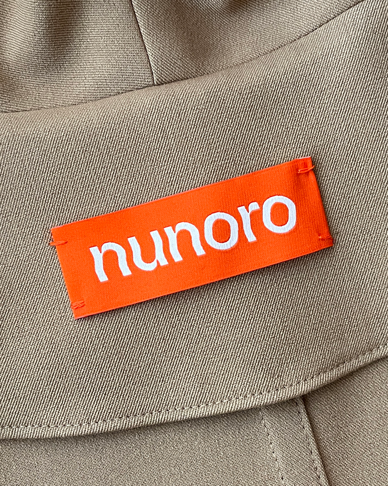 Nunoro - Zblízka na vnútorný štítok